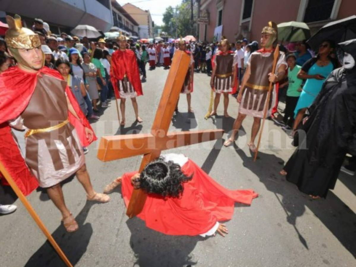 Viacrucis revive la Pasión de Cristo en el centro histórico de la capital