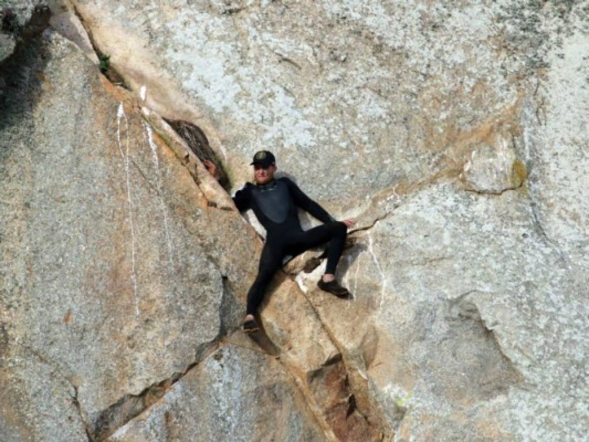 Rescatan hombre que escaló acantilado para pedir matrimonio