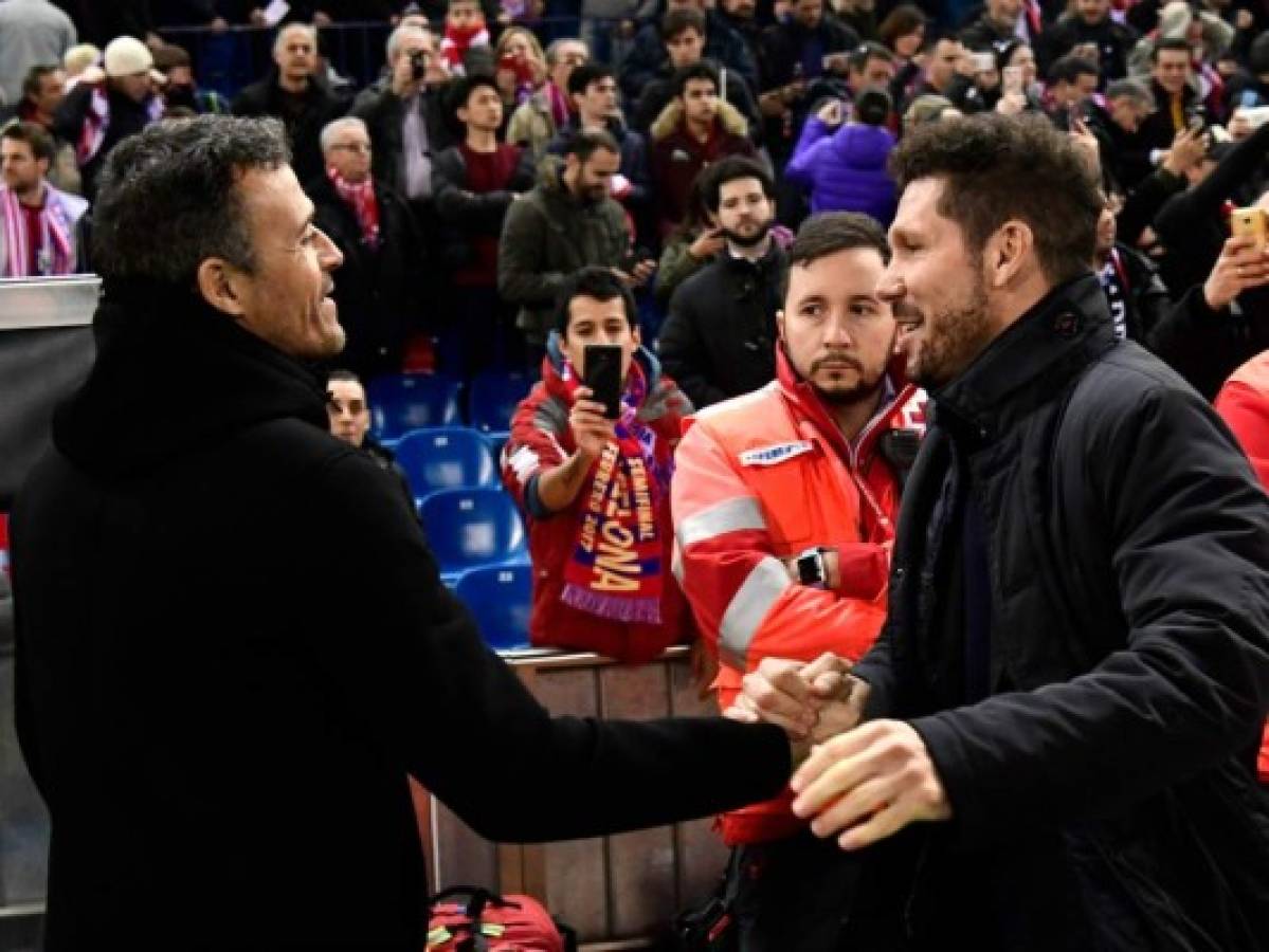 Luis Enrique, entrenador del Barcelona se saluda con Diego Simeone del Atlétido de Madrid.