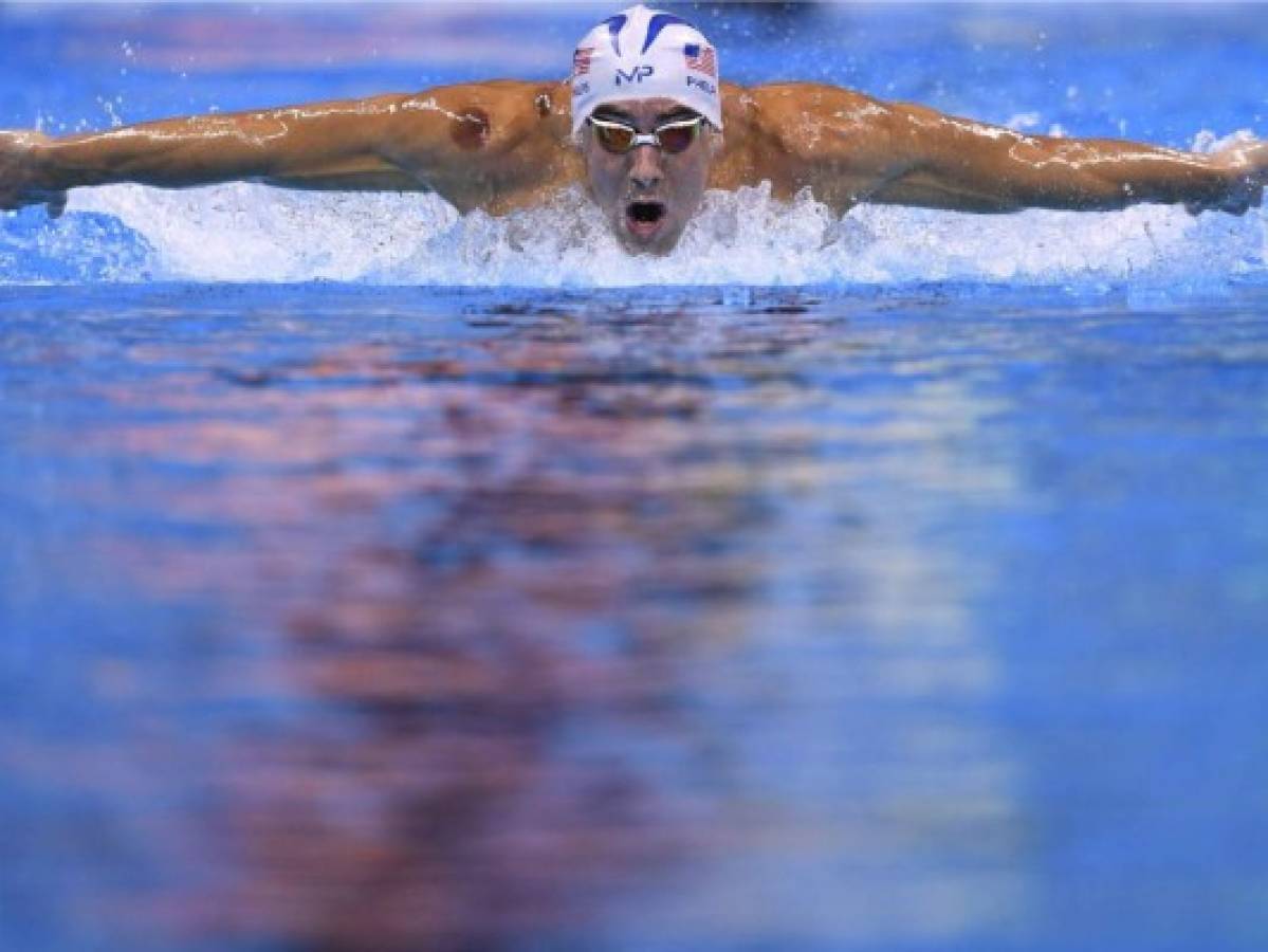 Phelps entre manchas en el cuerpo, medallas y su familia