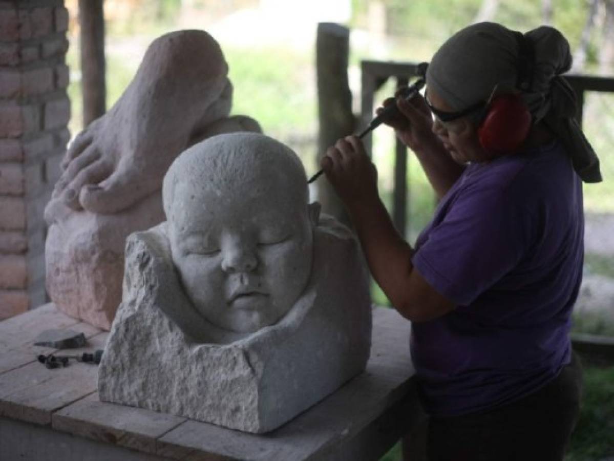 Ellas mantienen viva la escultura en Honduras