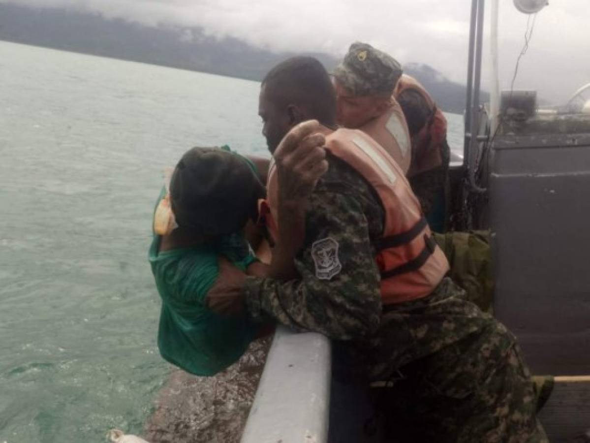 Rescatan con vida a dos pescadores que naufragaron en Cayos Cochinos