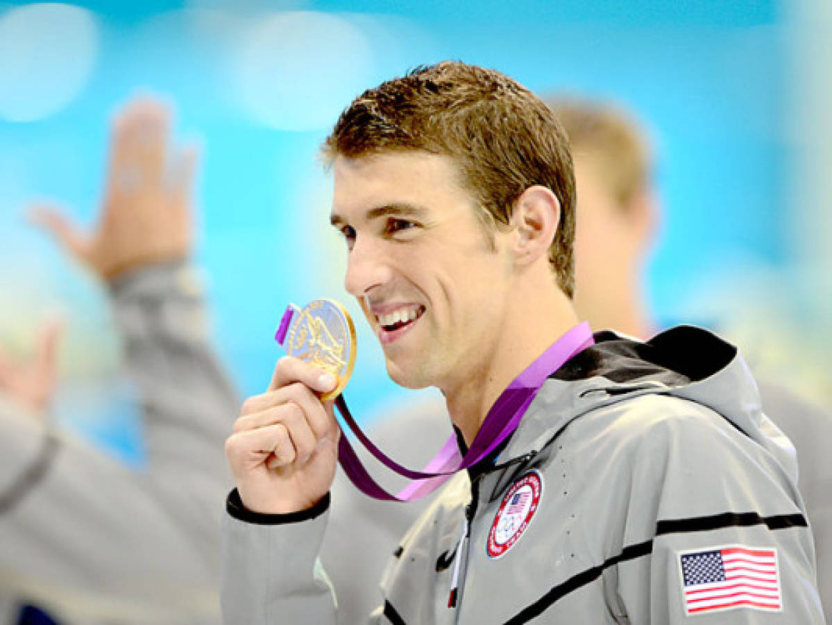 El nadador Michael Phelps gana su medalla número 22