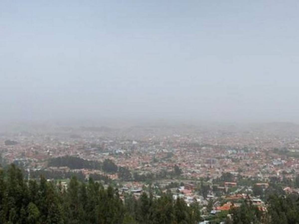 Erupción volcánica provoca lluvia de ceniza en Ecuador