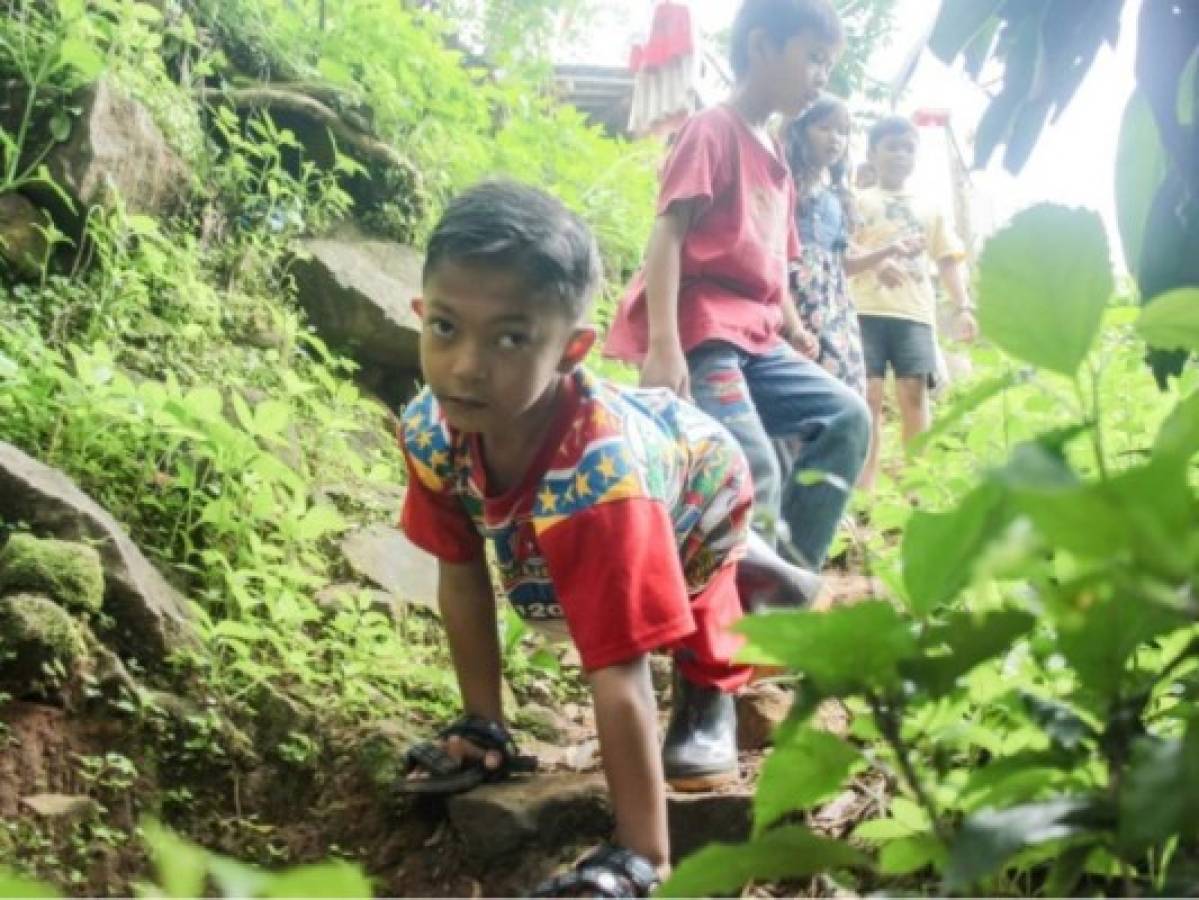 La odisea que vive un niño discapacitado en Indonesia para ir a la escuela