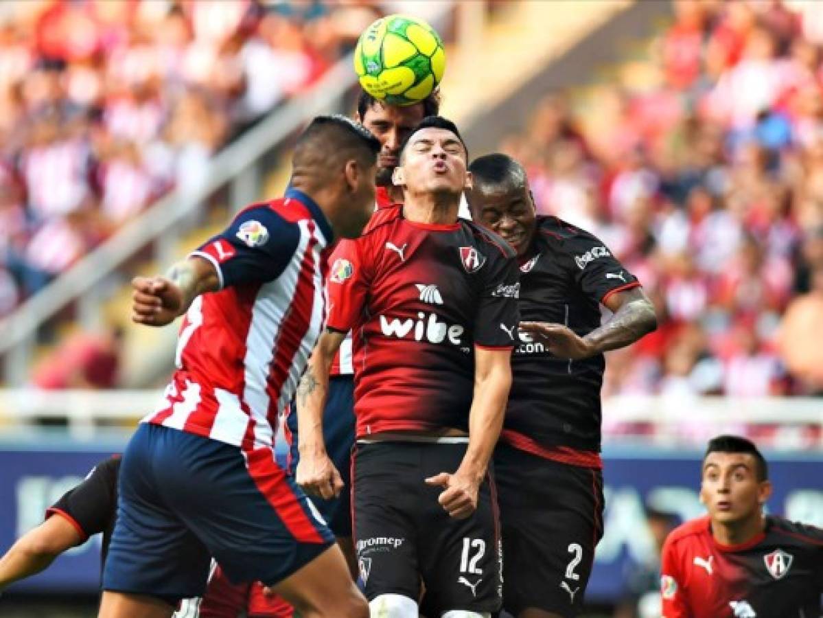 Chivas ganó el clásico tapatio y eliminó a los Zorros del Atlas. Foto: Agencia AFP.