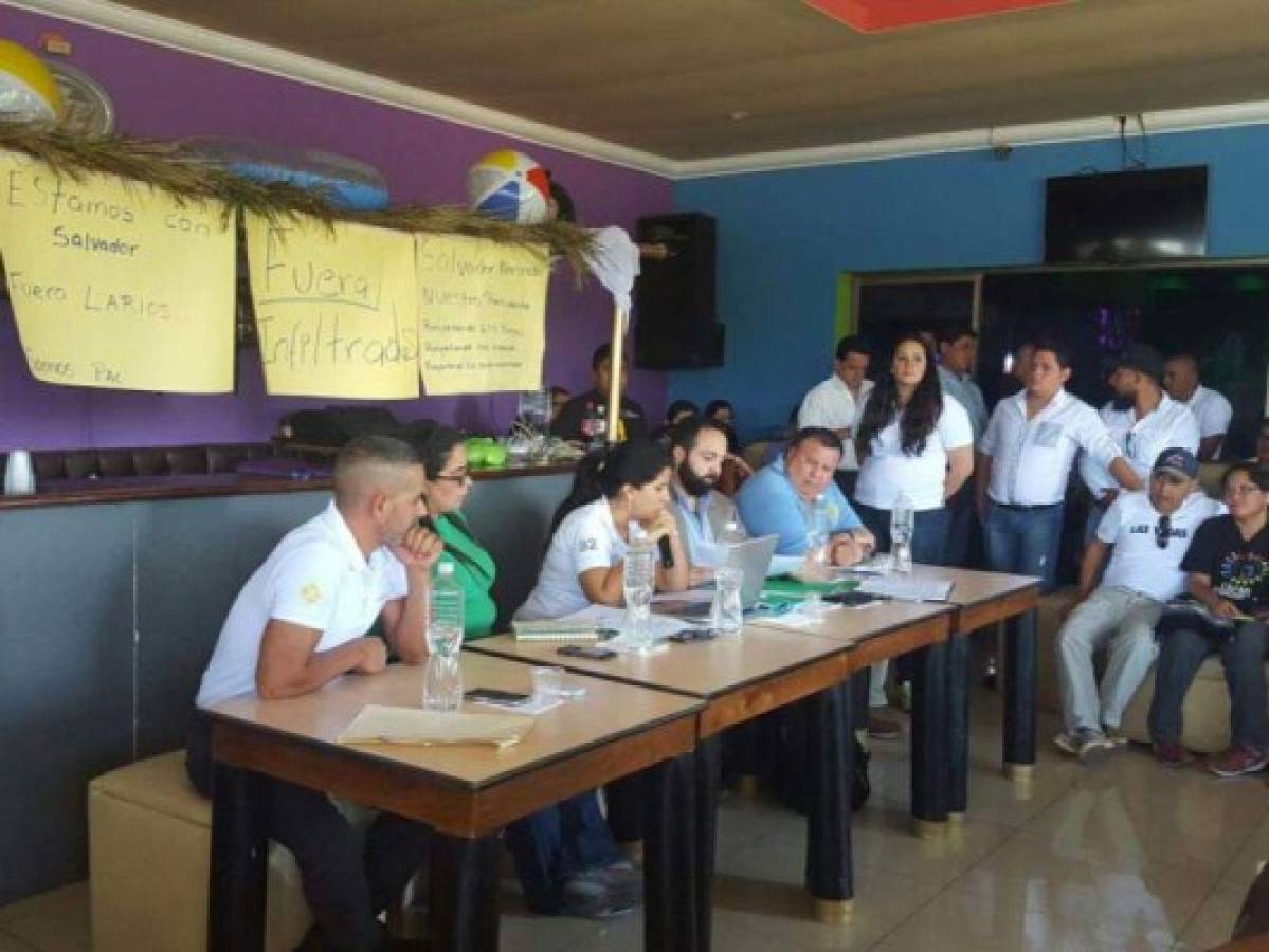 'Fuera Infiltrados' decía en una pancarta colocada durante la sesión del Pac en Siguatepeque.