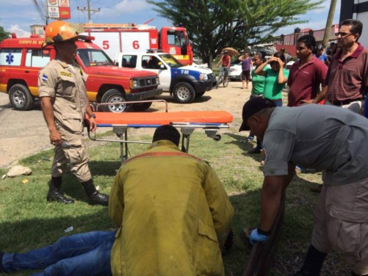 Un lesionado deja colisión entre taxi y motocicleta  