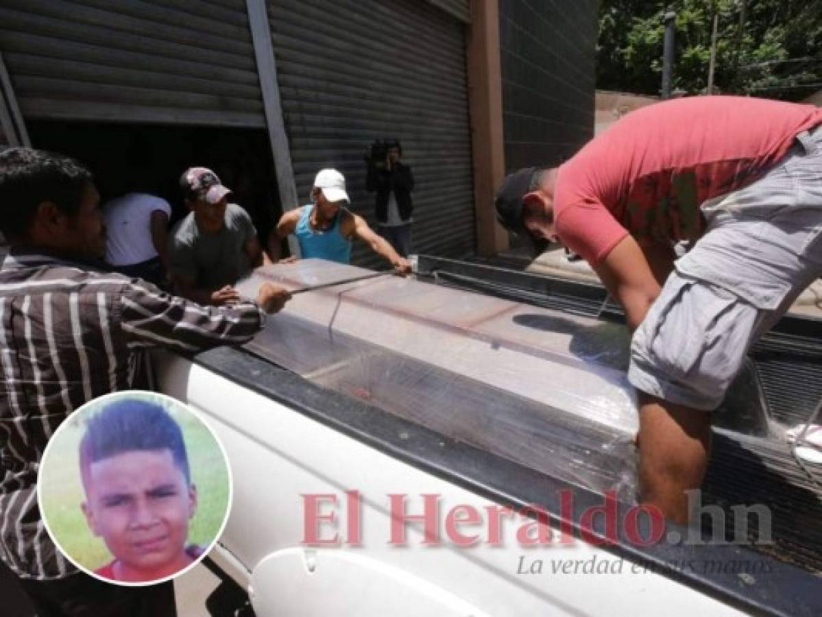 Los restos de Yerlin Sabid Rodríguez -foto inserta-, quien murió de un disparo inferido por un compañero de escuela, fueron trasladados este domingo a Siguatepeque, zona central de Honduras. Foto: Estalin Irías / EL HERALDO.