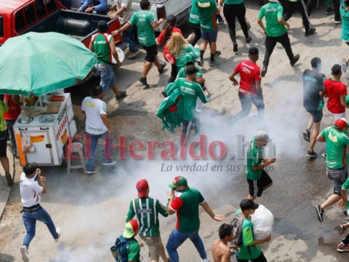 Momento en que los aficionados verdolagas corren afuera del Yankel Rosenthal. Foto Grupo OPSA