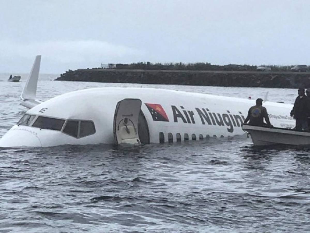 Un avión cae en una laguna de una isla de Micronesia