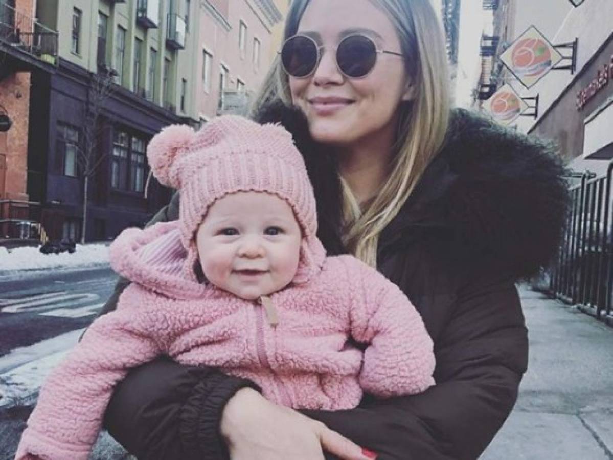 Hilary Duff publica video del parto de su hija Banks dentro del agua