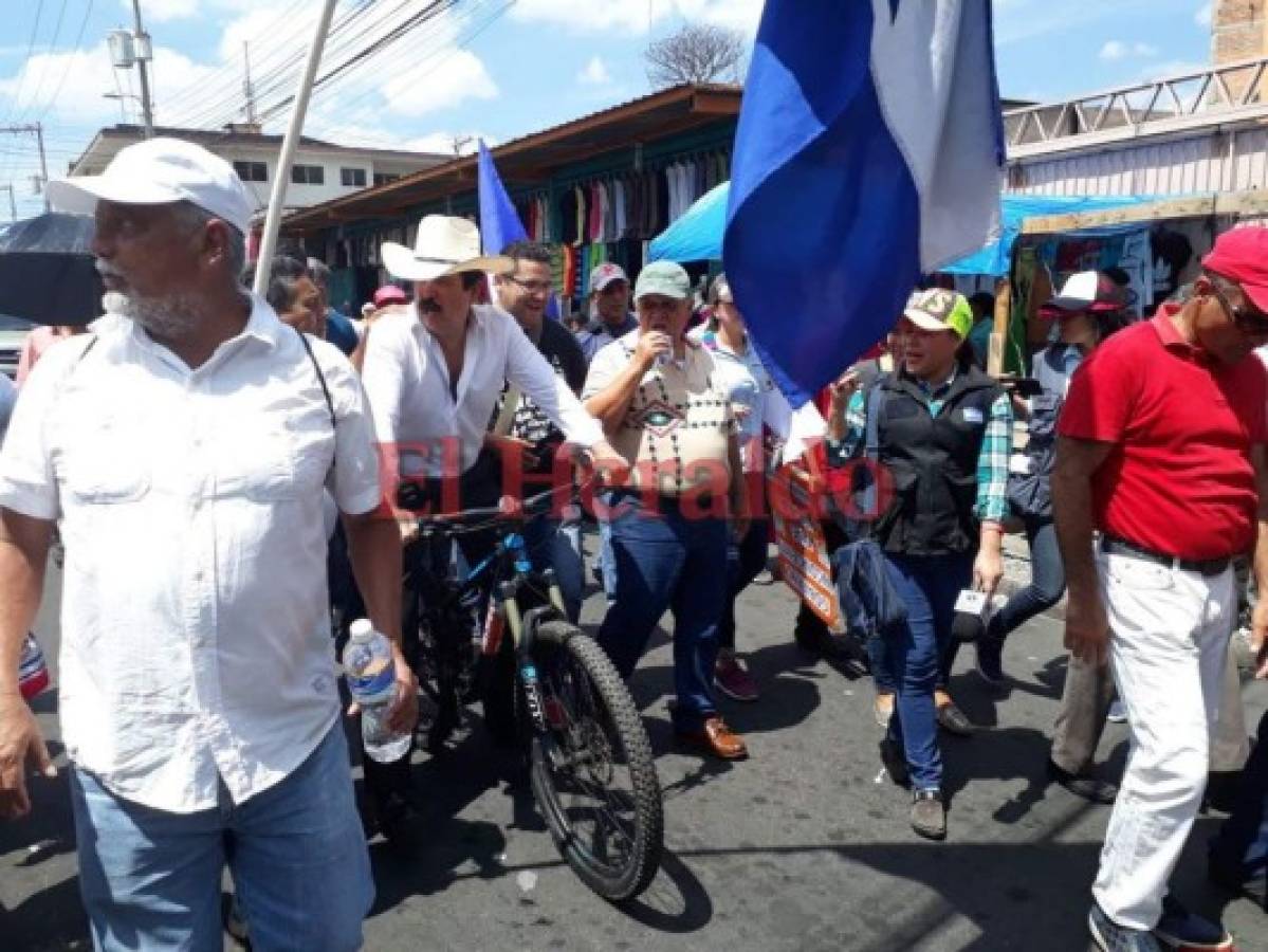 Manuel Zelaya Rosales llega por enésima vez en su bicicleta a la marcha del Día del Trabajador