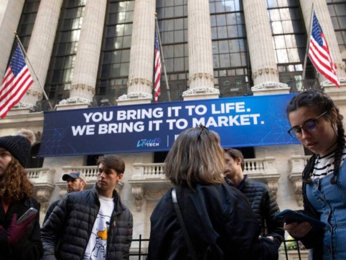 Wall Street en fuerte baja al mediodía debido al coronavirus