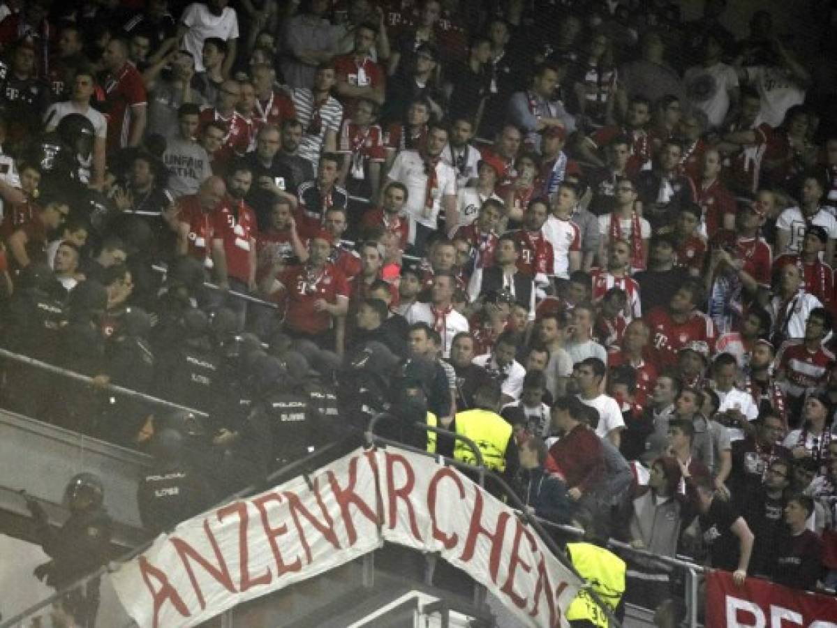 Aficionados del Bayern arman disturbios con la policía de Madrid en el Bernabéu