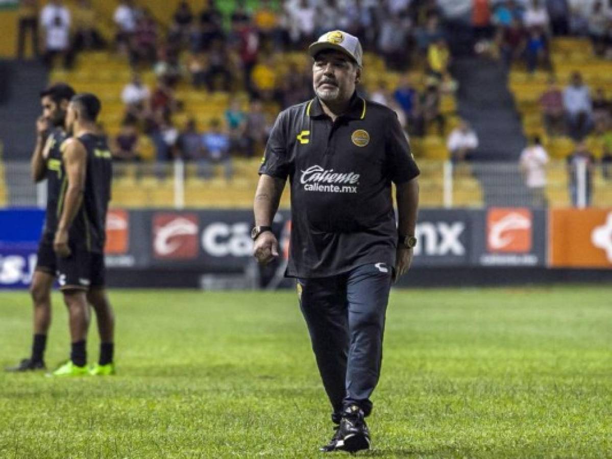 Diego Armando Maradona necesita prótesis en las rodillas  