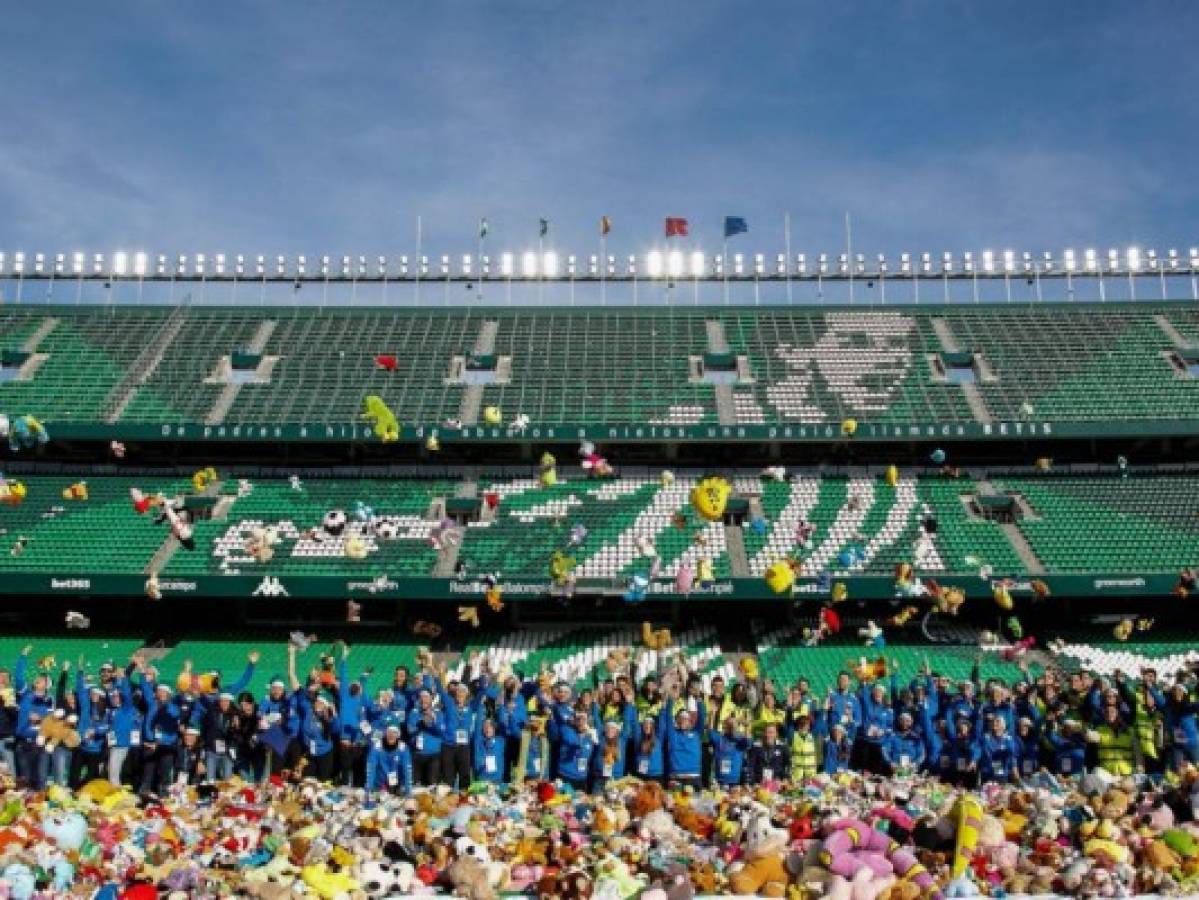 Aficionados del Betis lanzan peluches a la cancha para donar a niños pobres en Navidad