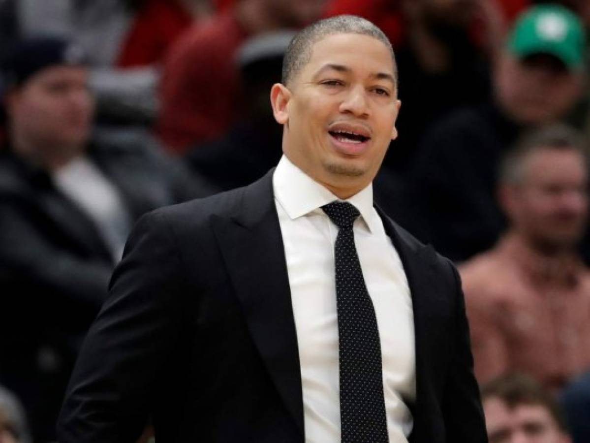 NBA: Tyronn Lue se aleja del banquillo de los Cavaliers por problemas de salud