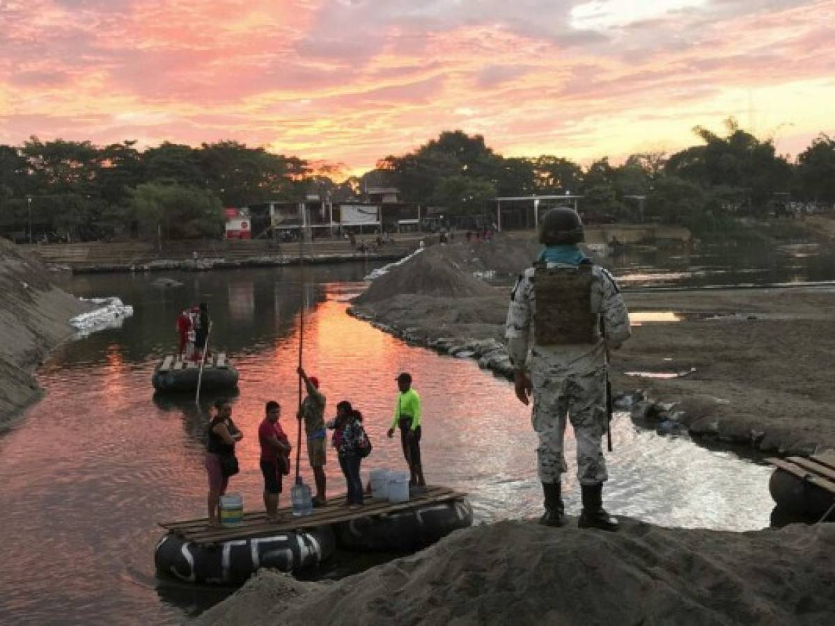 Migrantes y soldados esperan en la frontera Guatemala-México