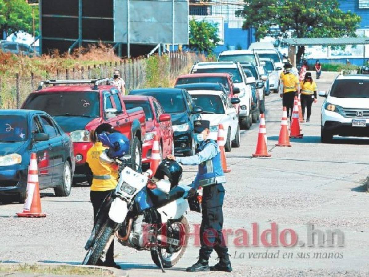 Decenas de ancianos en vehículos llegaron al Campo de Parada Marte, la UTH y el Polideportivo de la UNAH para recibir la primera dosis de Sputnik V. Más de 2,200 personas fueron inmunizados. Fotos: Johny Magallanes/El Heraldo