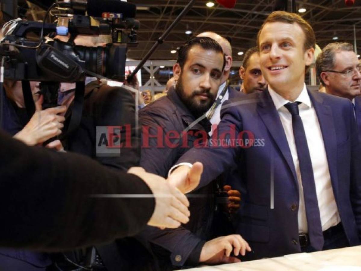 Guardaespaldas de Macron golpea a estudiante en París