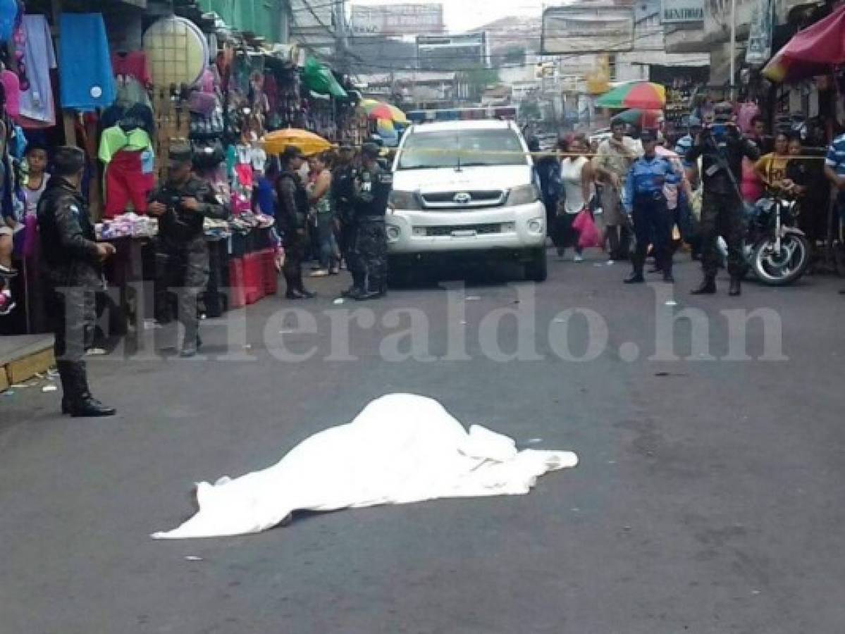 Agentes policiales llegaron a la zona a resguardar la escena del crimen en Comaagüela (Fotos: Estalin Irías / Sucesos EL HERALDO Honduras).