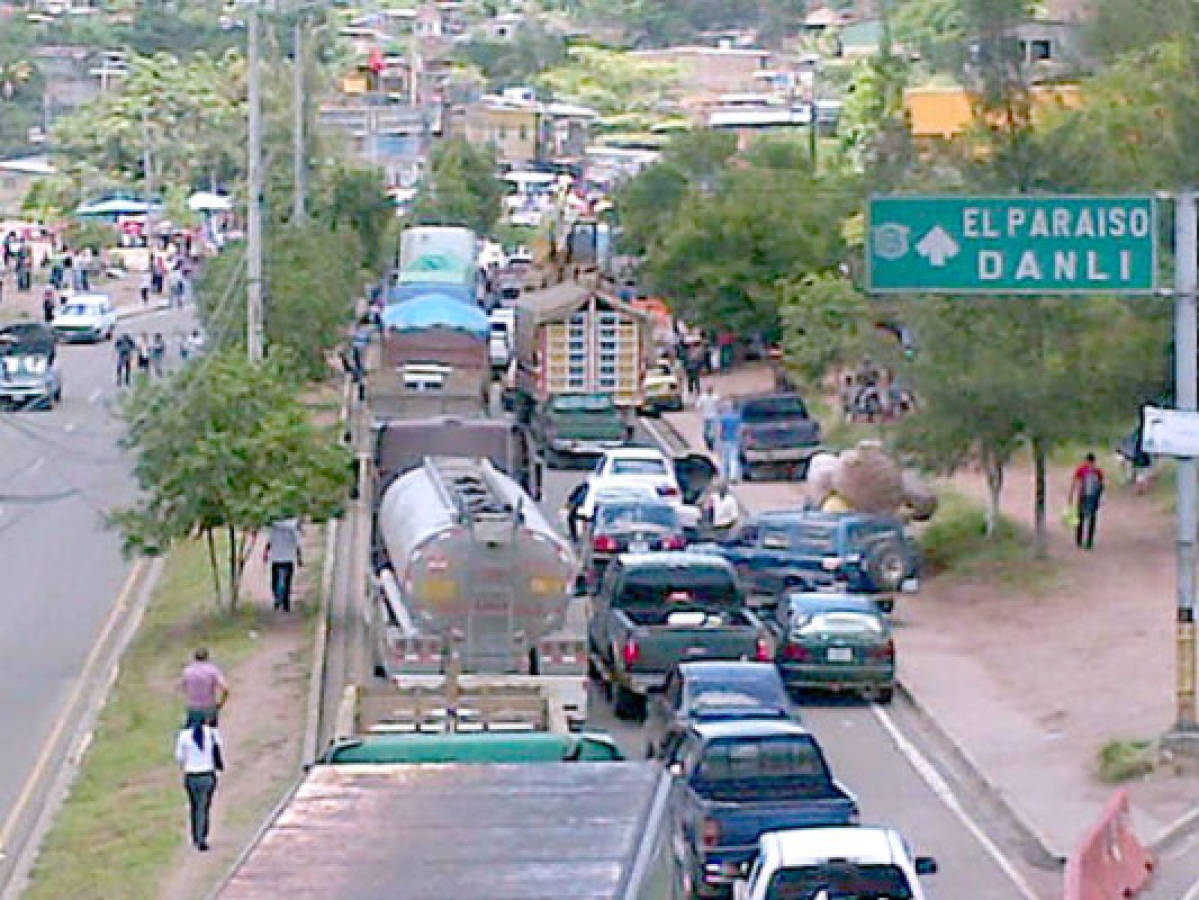 Maestros cumplen jornada de protestas y bloquean carreteras en Honduras