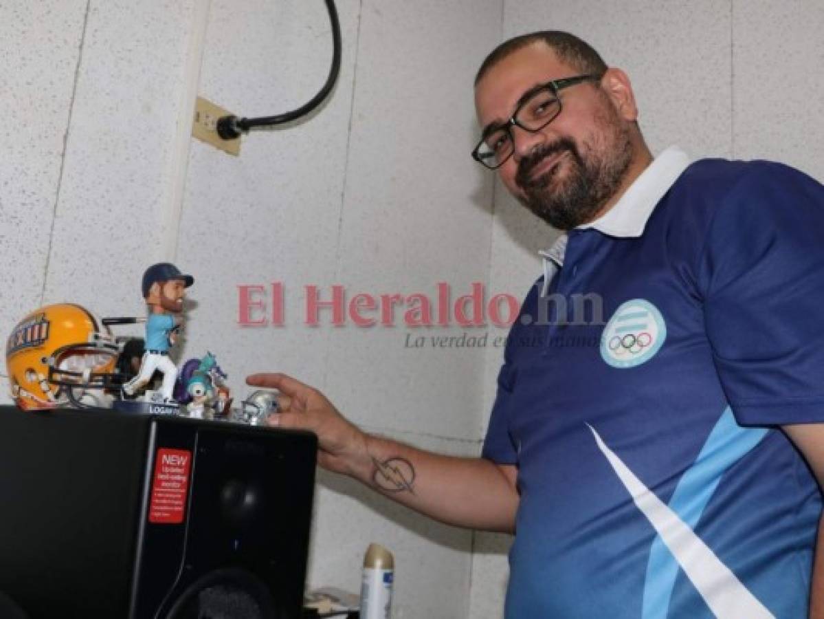 Manuel Alejandro Turcios (36) sabía desde pequeño lo que sería de grande -periodista- gracias a la figura paternal. Y hoy por hoy disfruta el haber ganado la batalla por su sueño. Foto: EL HERALDO.