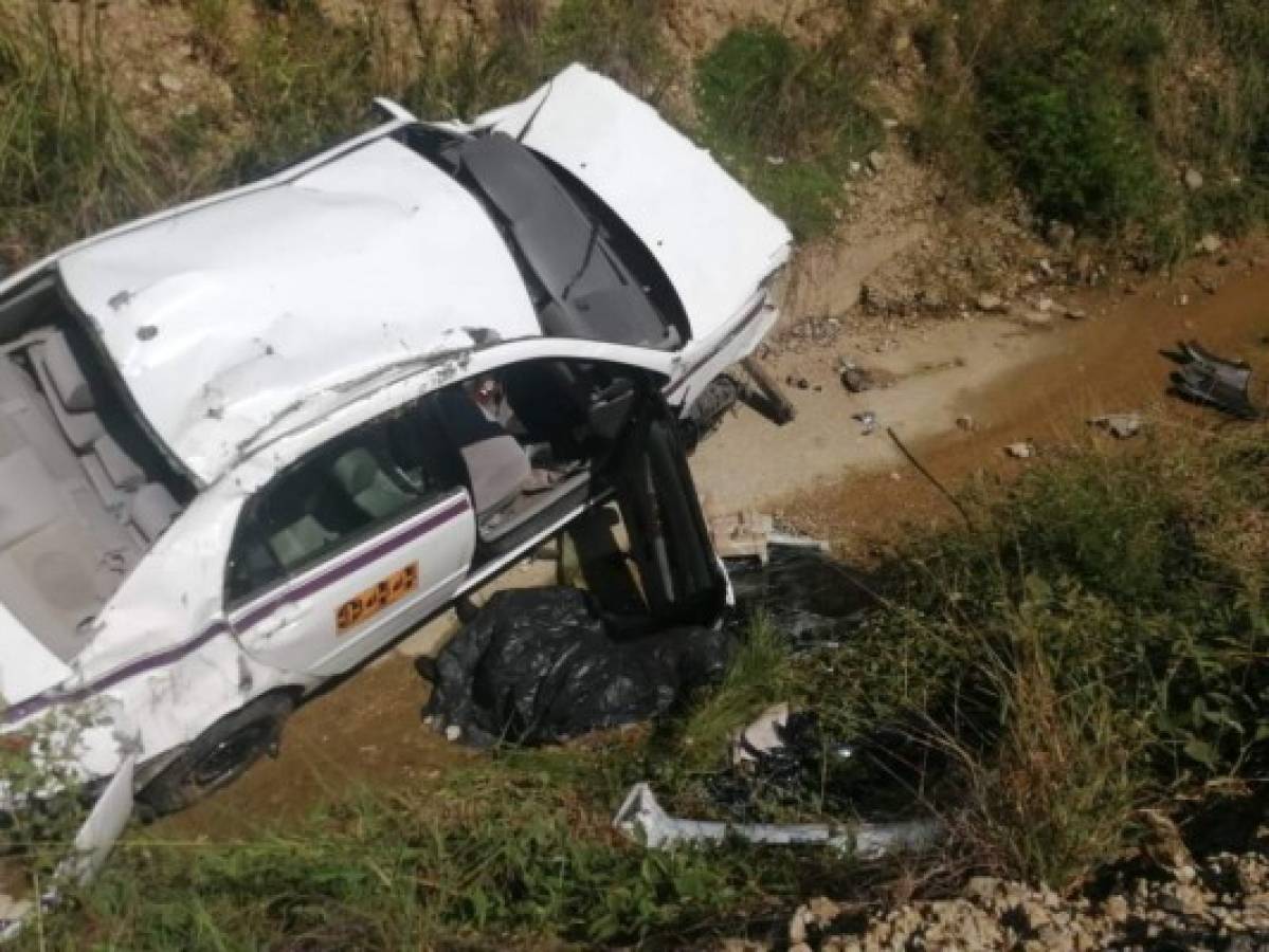 Conductor de taxi muere tras volcar en carretera hacia Campamento, Olancho