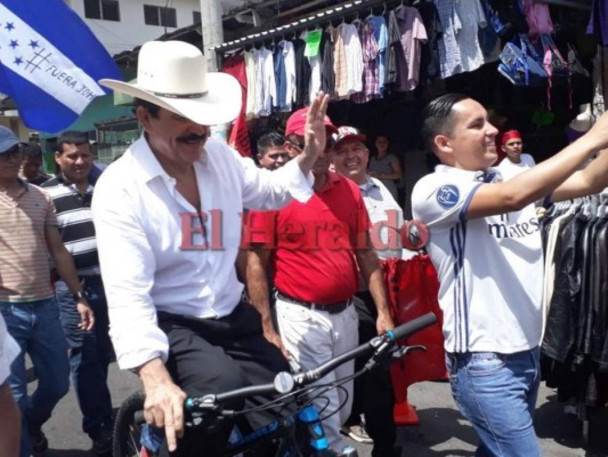 Manuel Zelaya Rosales llega por enésima vez en su bicicleta a la marcha del Día del Trabajador