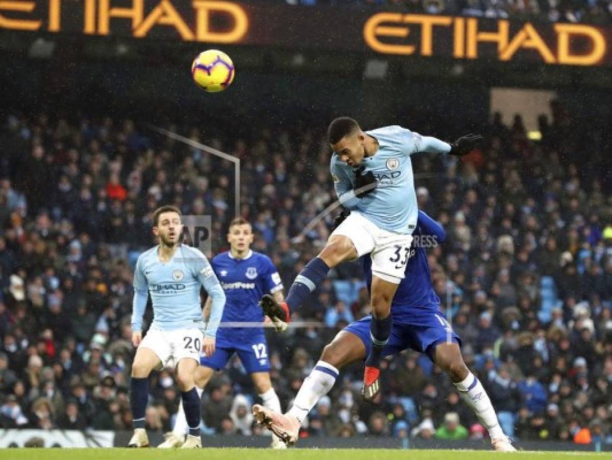 Jesús anota dos y Man City vence a Everton 3-1