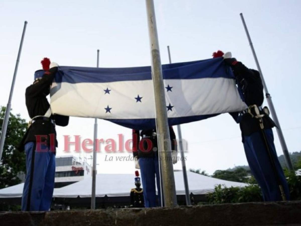 El teniente José Coello detalló a EL HERALDO que la Bandera Nacional será izada a media asta en islas, bolsones, islotes, plazas cívicas, parques centrales, unidades militares y en todo el país. Foto: Emilio Flores/ EL HERALDO.