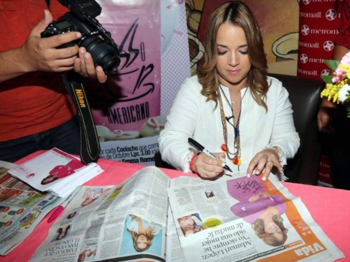 Adamari López firma autógrafos en Metro Mall