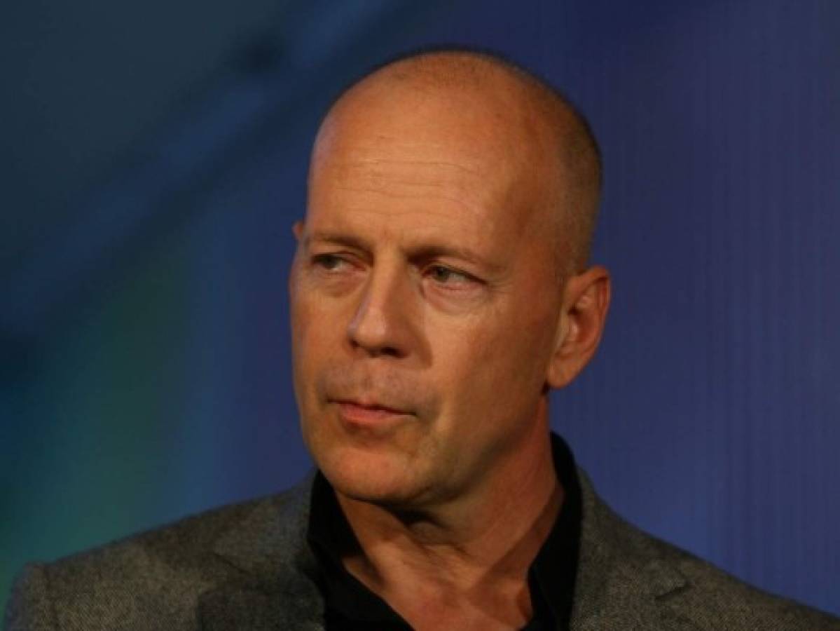 Bombero muere en incendio del set de una película de Bruce Willis en NYC