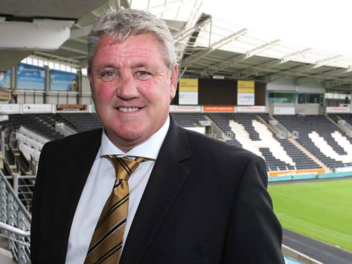 Steve Bruce, entrenador del Hull, negocia para dirigir selección inglesa