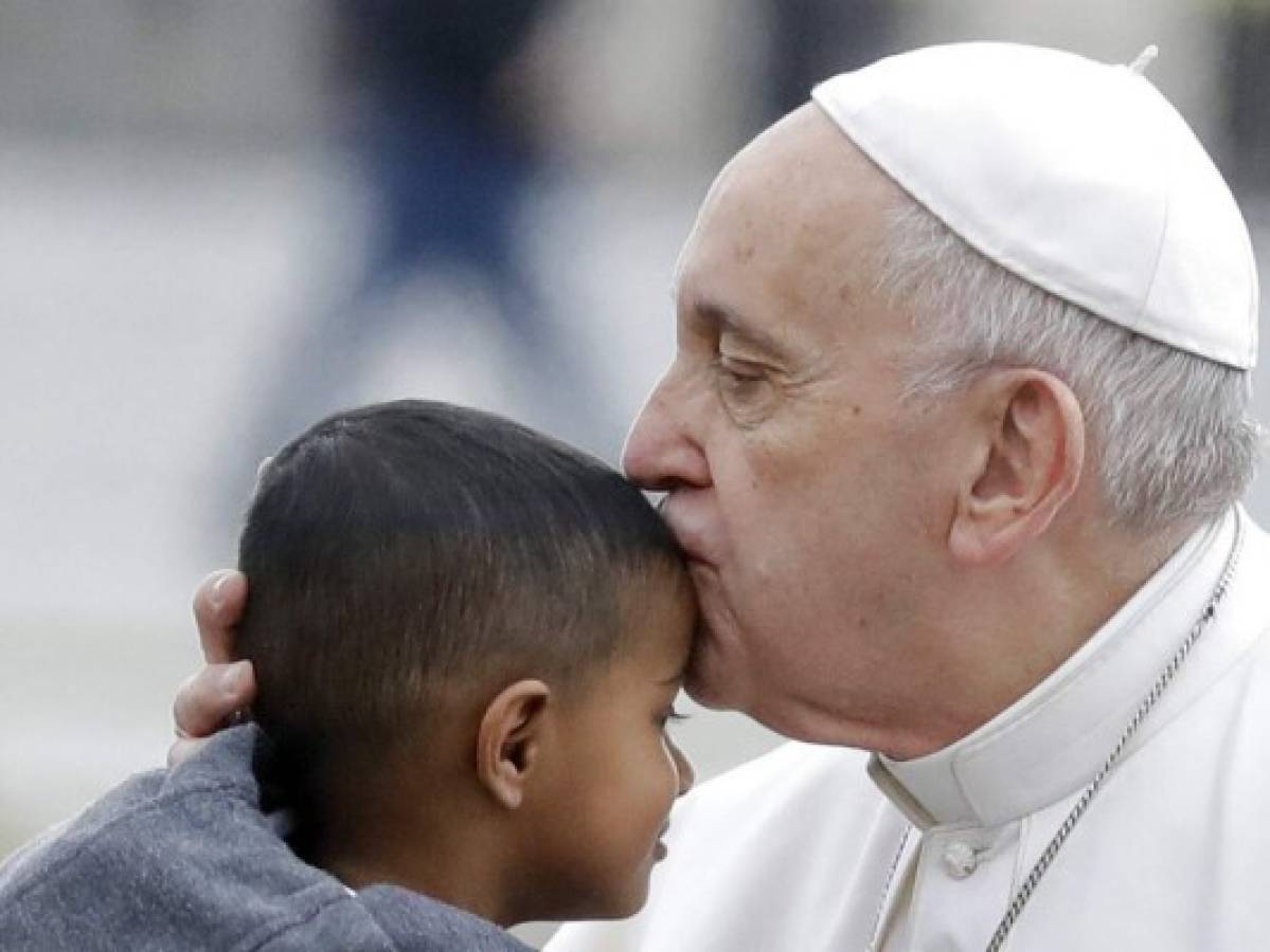 El papa evitó que feligreses besaran el anillo por higiene 