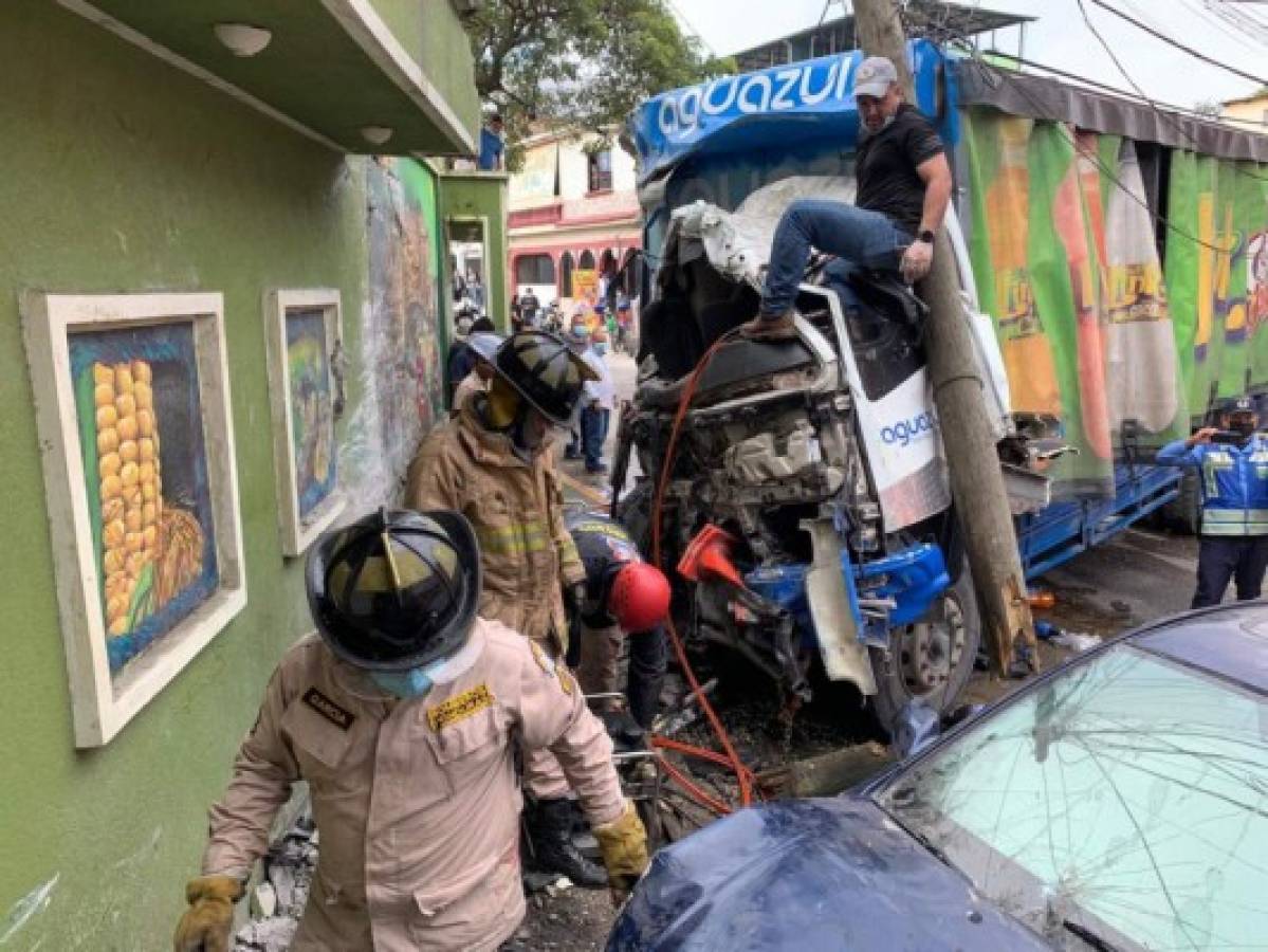 Entre varios equipos de bomberos lograron liberar a los atrapados.