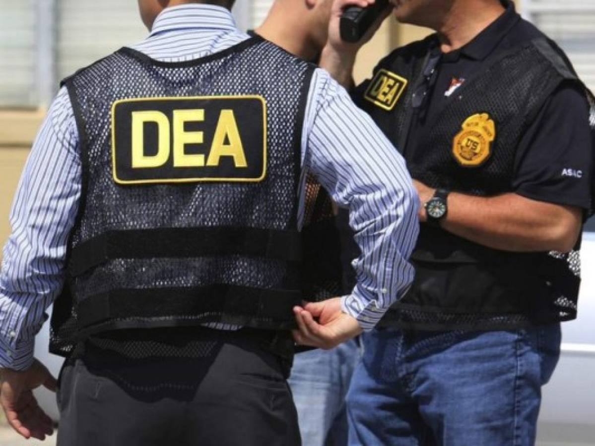 Condenan a hombre que fingió ser agente federal de la DEA