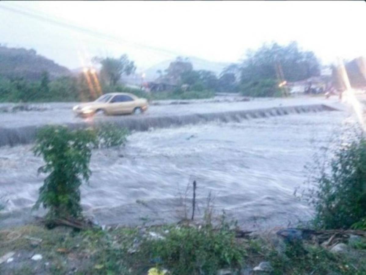 Por fuertes lluvias e inundaciones desalojan a varias familias en norte de Honduras