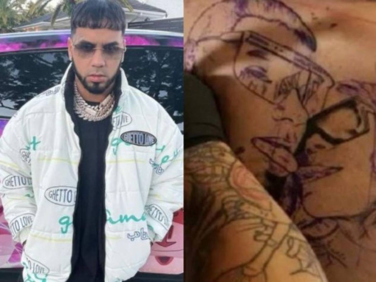 Anuel se borra el tatuaje que se hizo por amor a Karol G