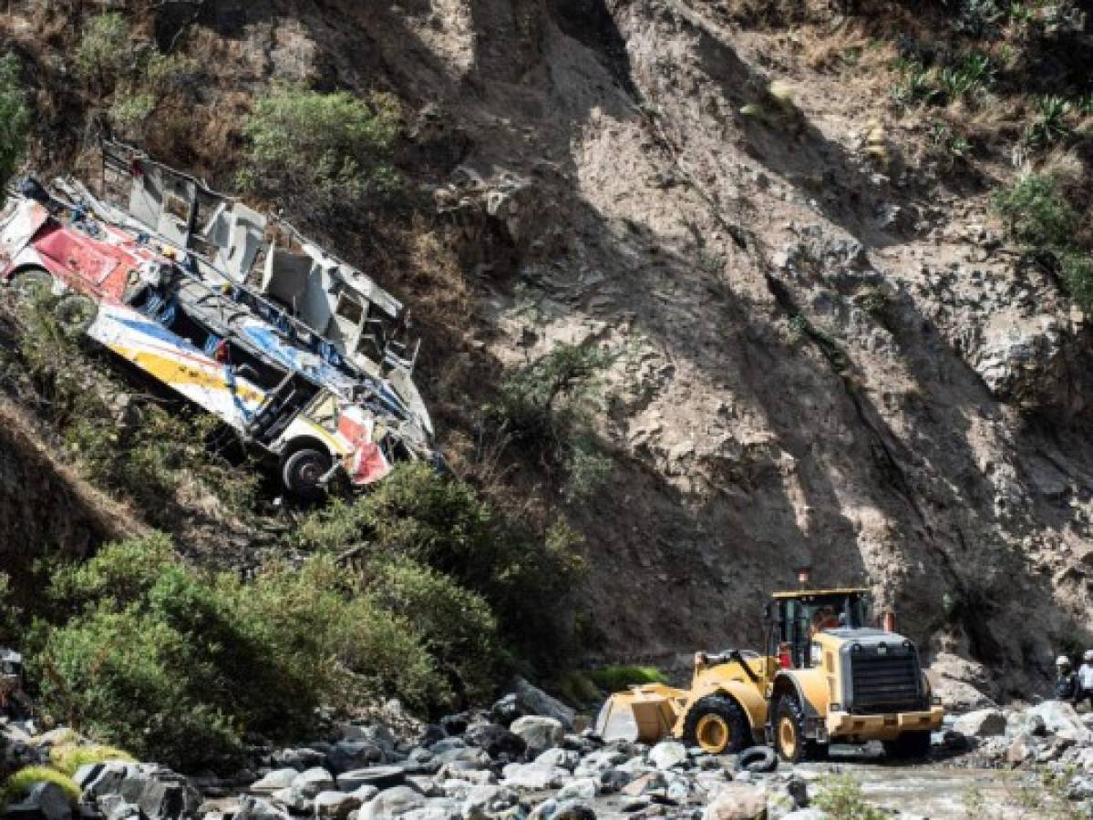 Al menos 32 muertos al caer autobús en abismo en ruta de Perú