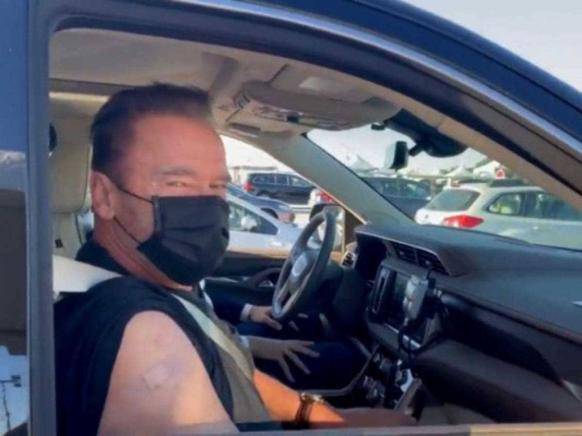 Arnold Schwarzenegger se vacuna contra el covid-19   