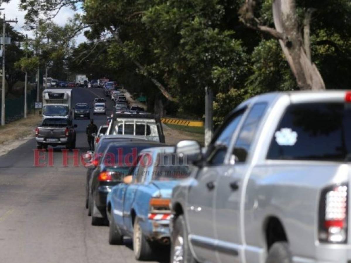 Ciudadanos en busca de vacunas forman enormes filas frente al Campo de Parada Marte