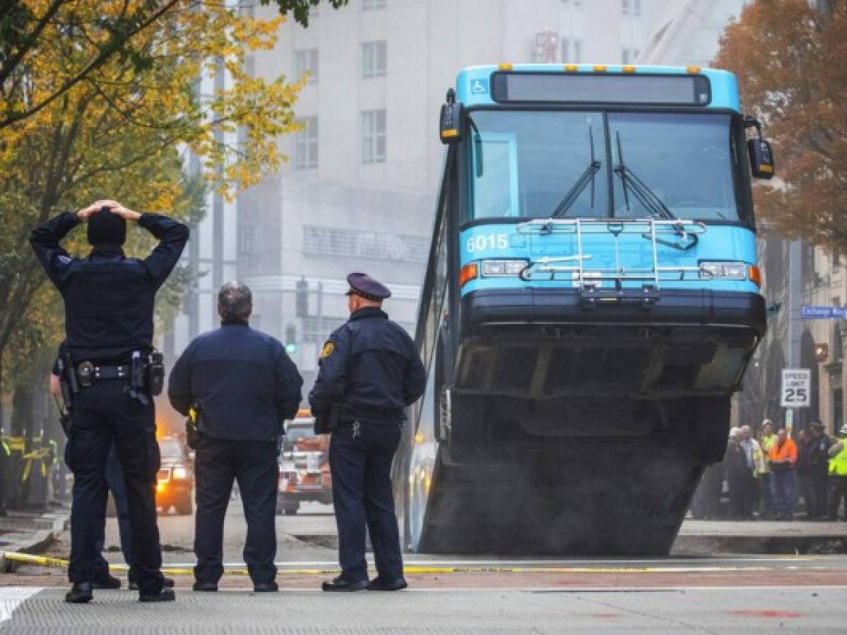 Autobús urbano queda atrapado al caer en hundimiento en Pittsburgh 