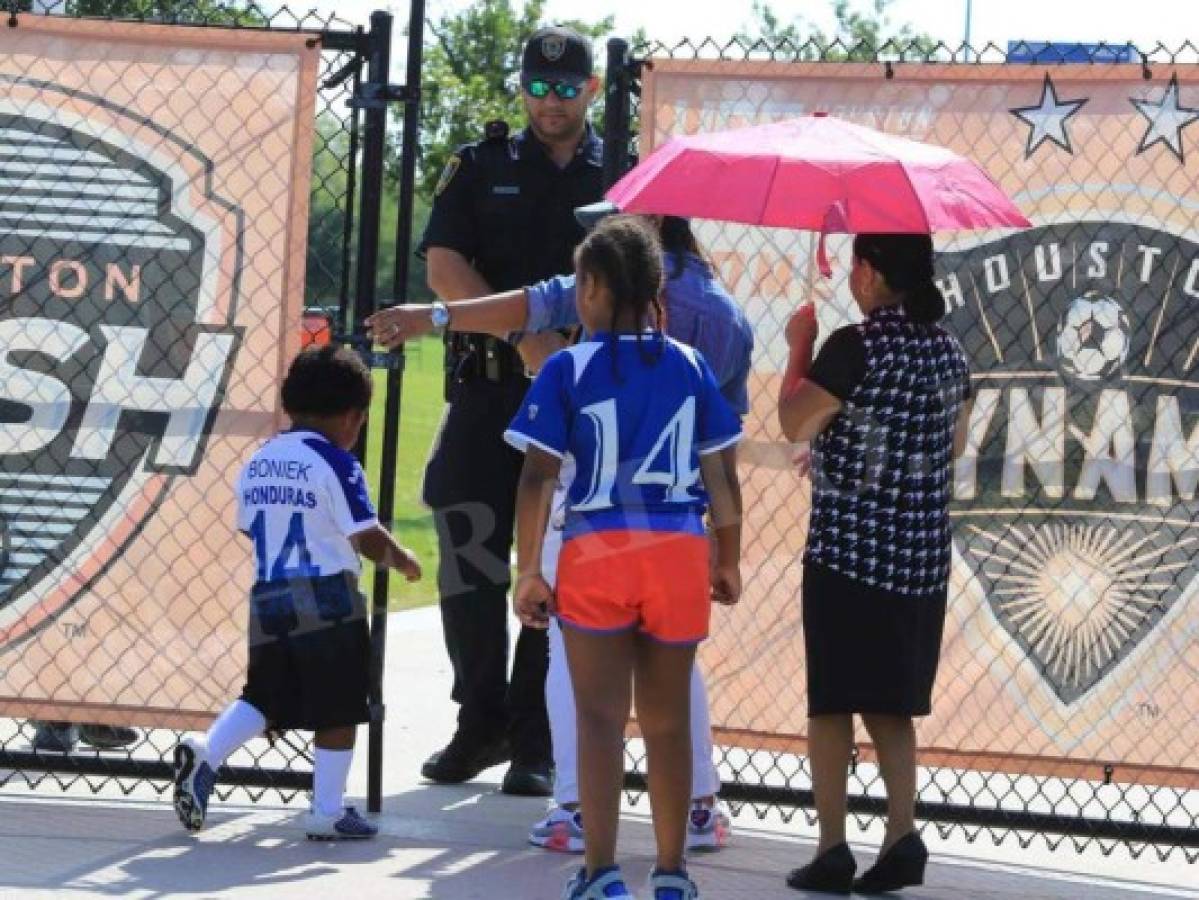 Boniek García recibe la visita de su familia en pleno entrenamiento de la Selección de Honduras