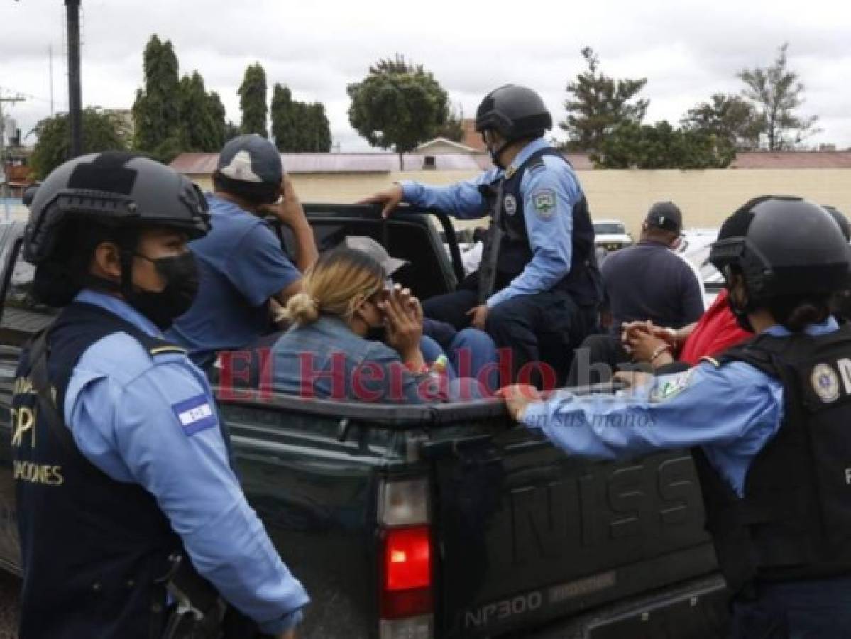 Una fémina también forma parte de las 12 personas detenidas. Foto: Estalin Irías/ EL HERALDO