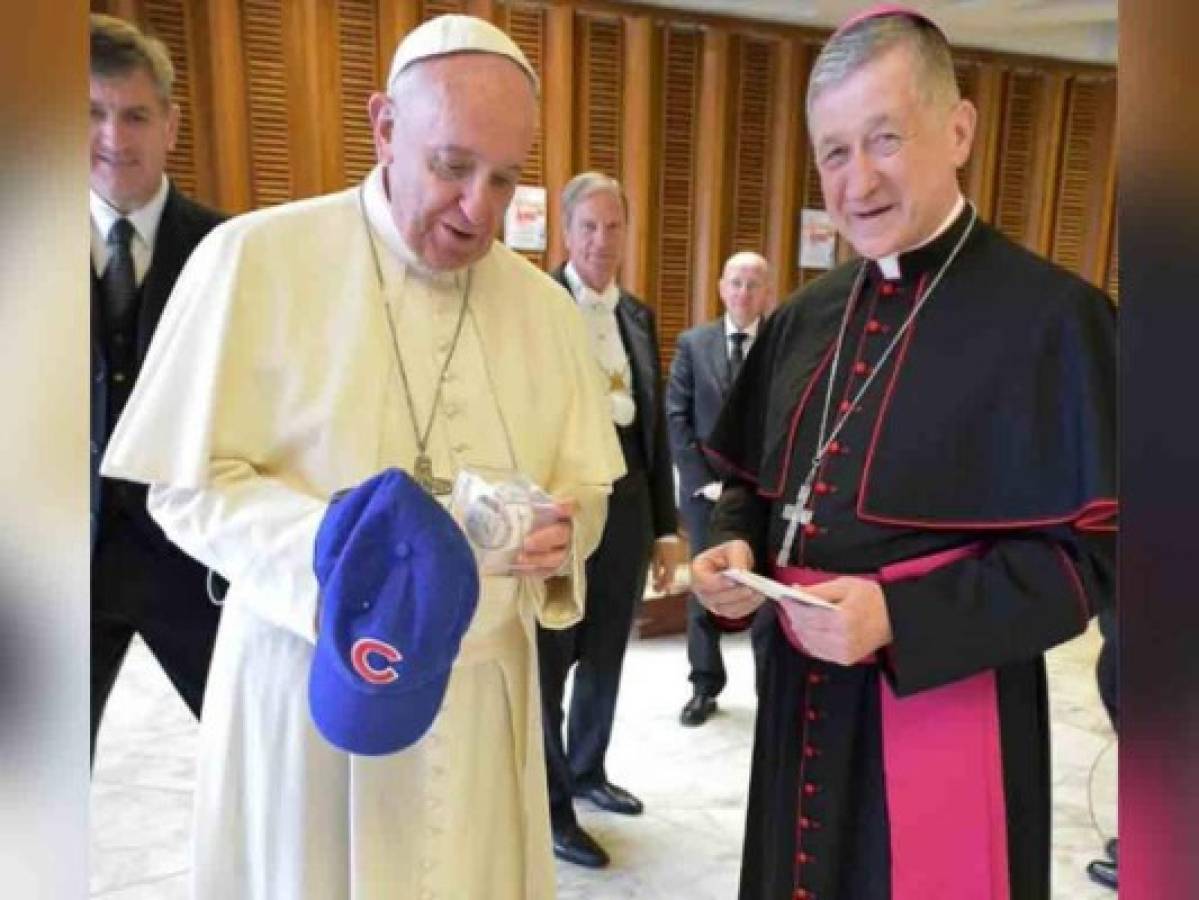 El papa Francisco recibe una gorra de los Cachorros