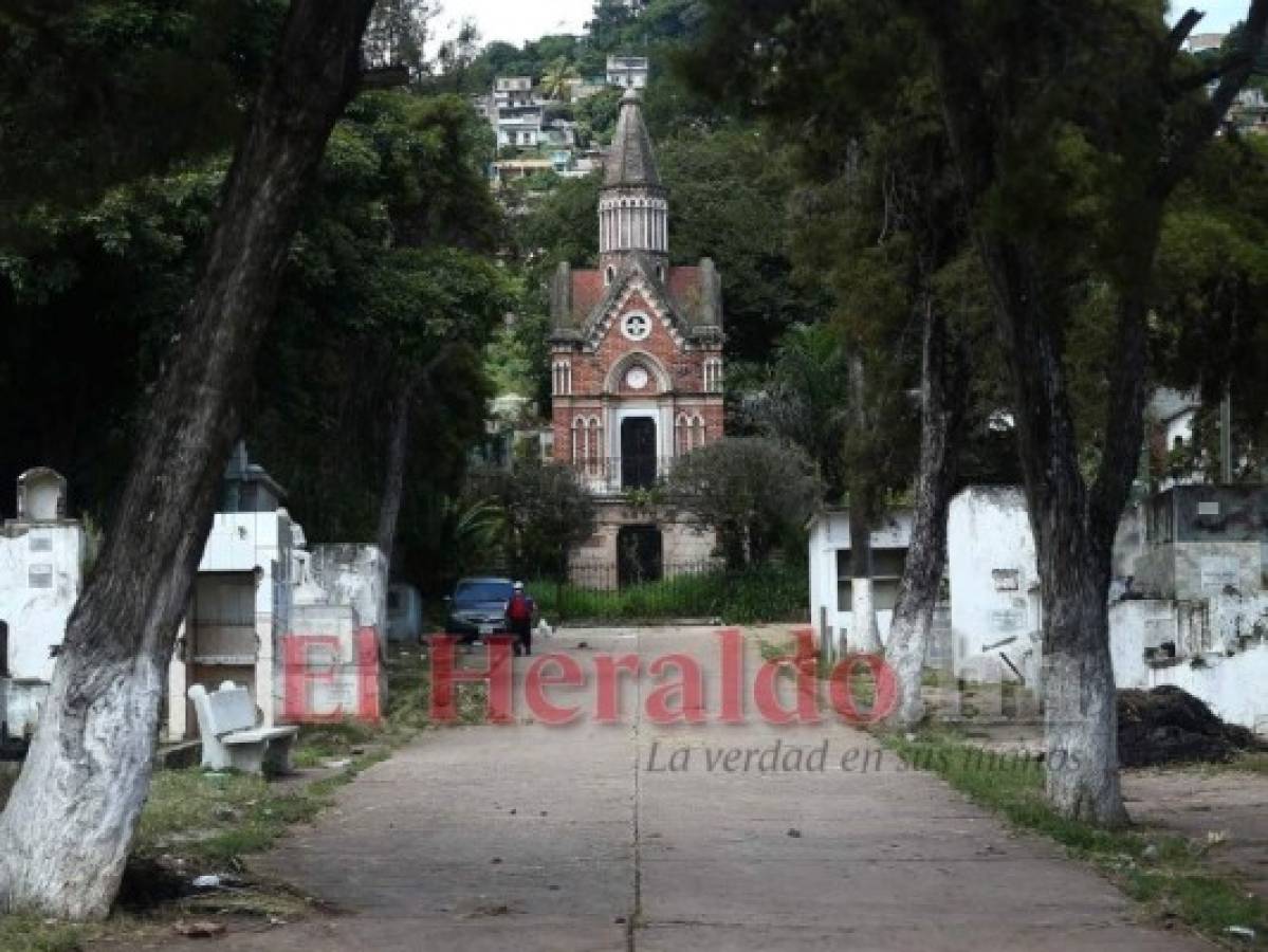 La tumba de la familia Soto es una de las más grandes e imponentes por su tamaño y diseño, está ubicada en el centro del cementerio, al final de la calle principal.