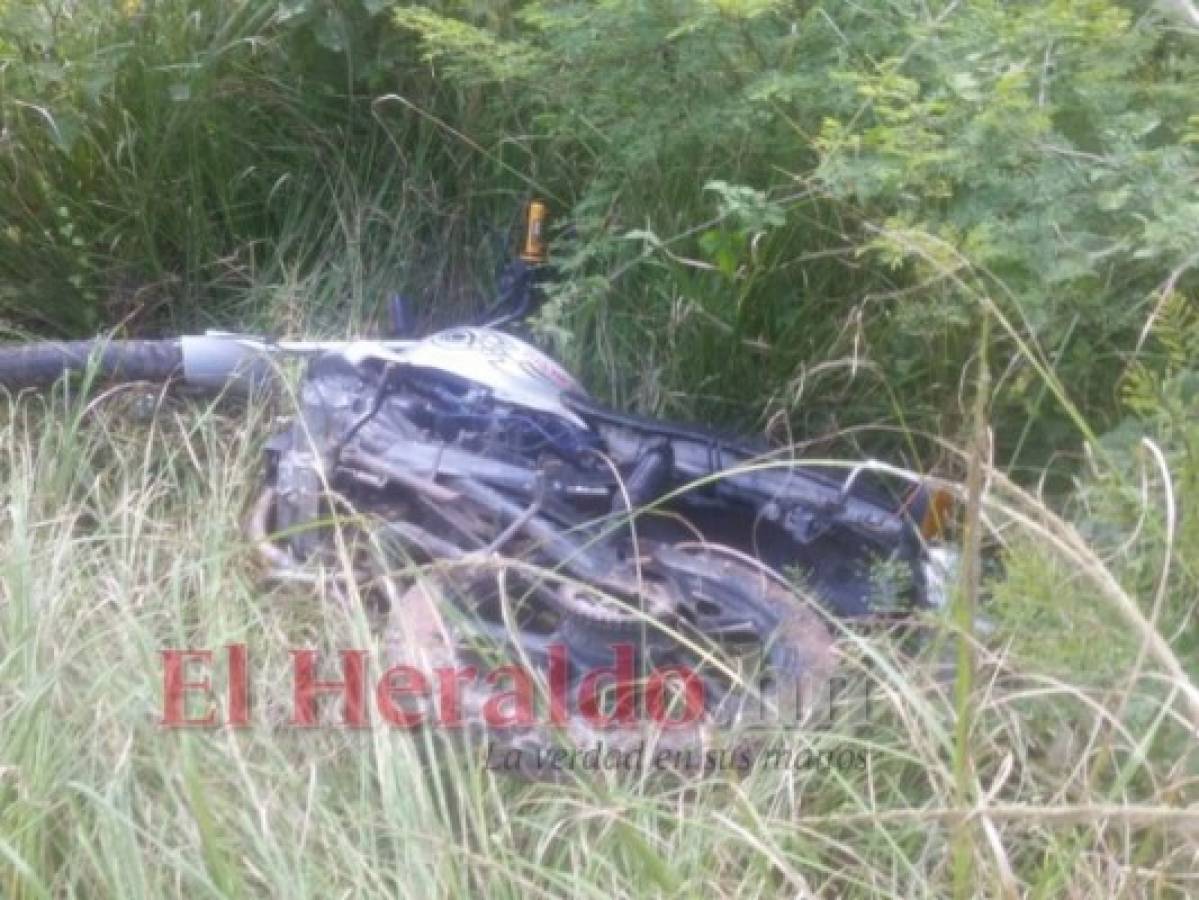 Entre la maleza, a poca distancia del cadáver, fue dejada esta motocicleta.