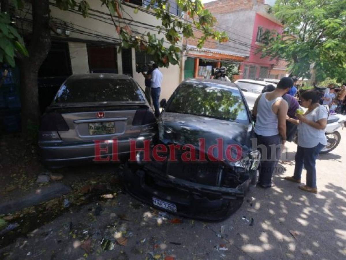 En la imagen dos vehículos que resultaron con severos daños tras ser arrastrados por el bus rapidto. Foto Estalin Irías| EL HERALDO